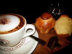 So kann der Tag beginnen: Cappuccino mit Hausgemachten Brioches.